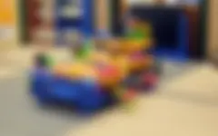 Playmobil Junge sitzt am Tisch und isst