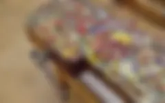 Kreativer Arbeitstisch mit Farbresten im Werkraum