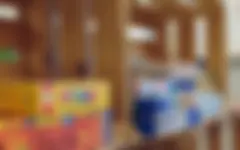 Brettspiele in einem Holzregal