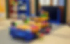 Playmobil Junge sitzt am Tisch und isst